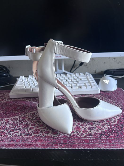 Продам туфли молочного цвета