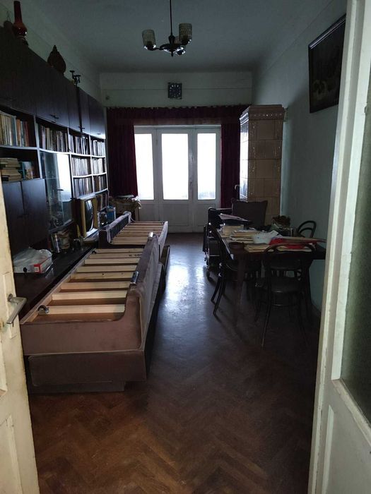 Голям апартамент, който може да се раздели на два по - малки.