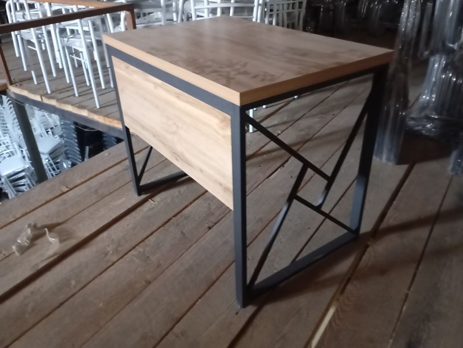 Парта. 600.000 имеются зал ожиданий диван. стулья. скамейки