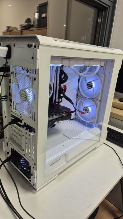 PC i7 12700K + MB Gigabyte Z690 AERO DDR5 + RAM DDR5 32GB  + carcasa Phanteks + sursa Thermaltake 650W