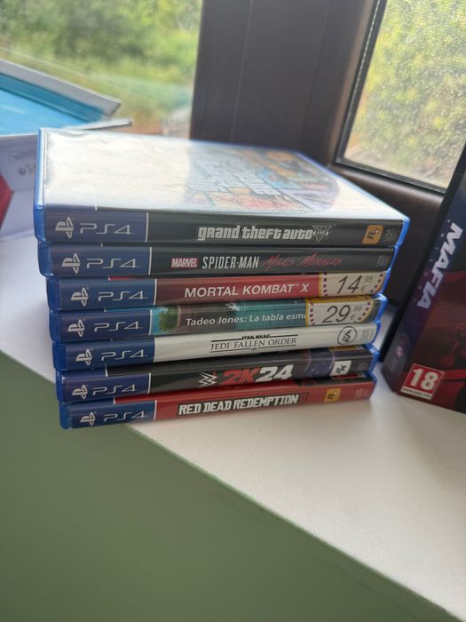 PS4 в перфектна кондиция. Почити не използван заедно с игри. За тази цена получавате и PS4 и игрите от снимката