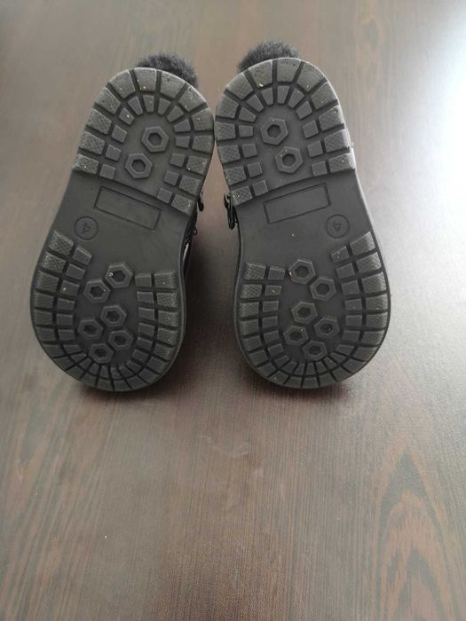 Лачени черни боти с детайл помпон от колекция на Primark. 20/21 номер