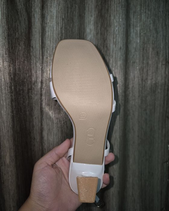 Продаются босоножки абсолютно новые