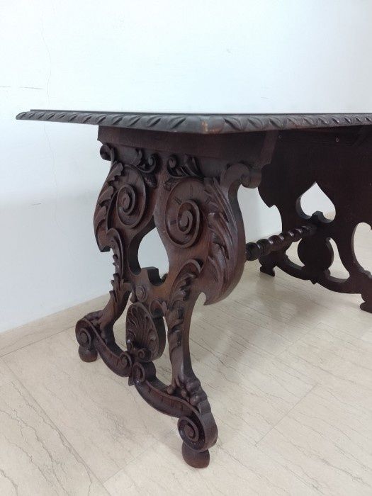 Masa living superbă  din lemn de mahon sculptata  integral manual , dimensiuni 105 cm lungime,56 cm lățime ,70 cm h