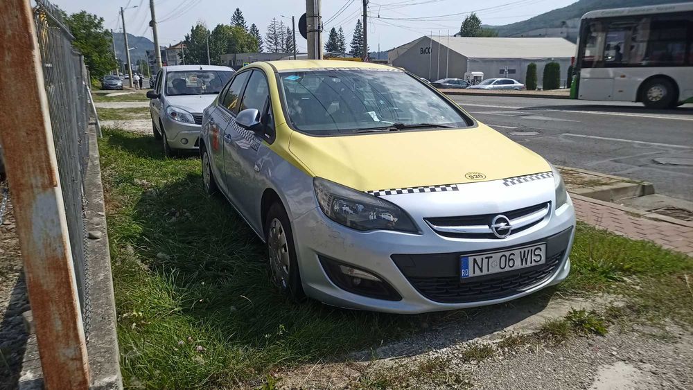 Vând Opel Astra Notchback