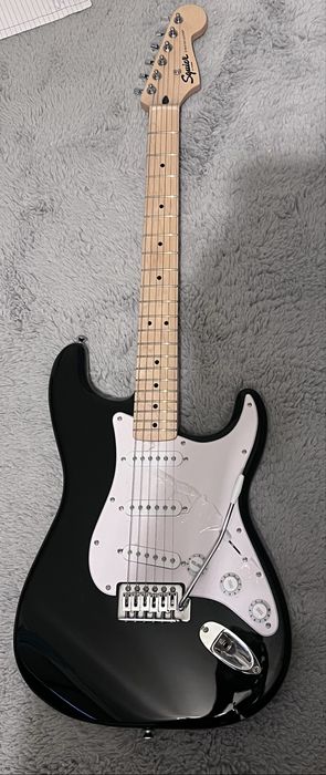 Chitara electrica fender cu folie pe ea+ amplificator si accesorii