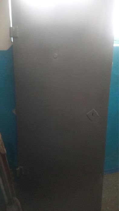 Продам железную дверь