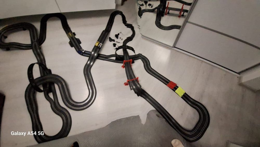 Pista este foarte mare, folosită, dar în stare bună