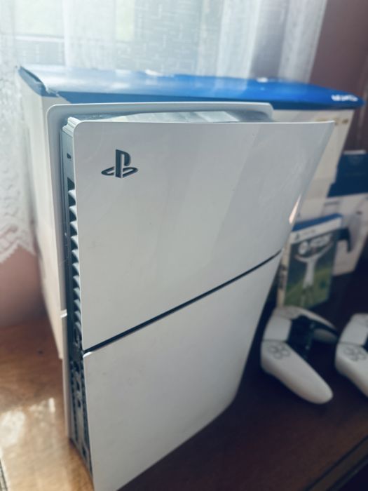 Продавам Плейстейшън 5!