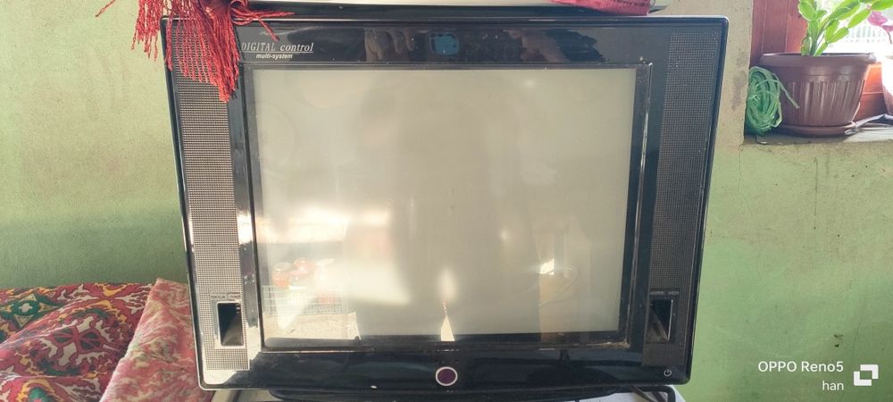 Телевизор сатам 2шт