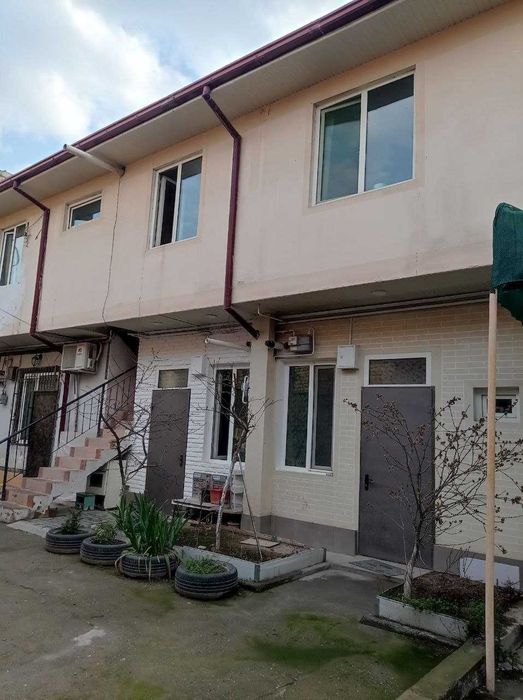 Qorasuv-6 da 2 xonali kvartira sotiladi 2/2 etaj 45m²