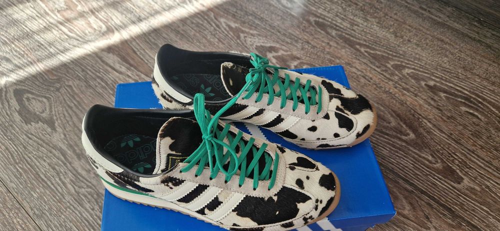 Дамски маратонки Adidas с косми