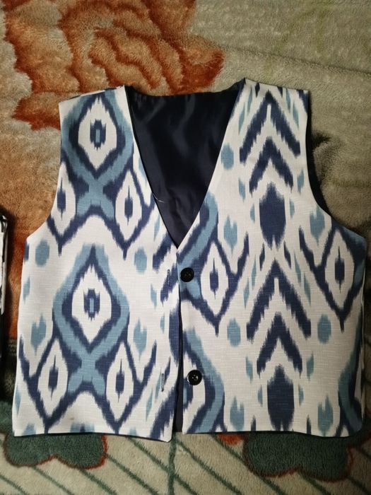 Жилет национальный, тюбетейки в наличии