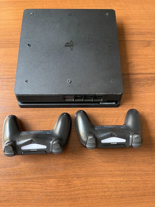 Продам PS4 Slim 500 Гб + 2 джойстика