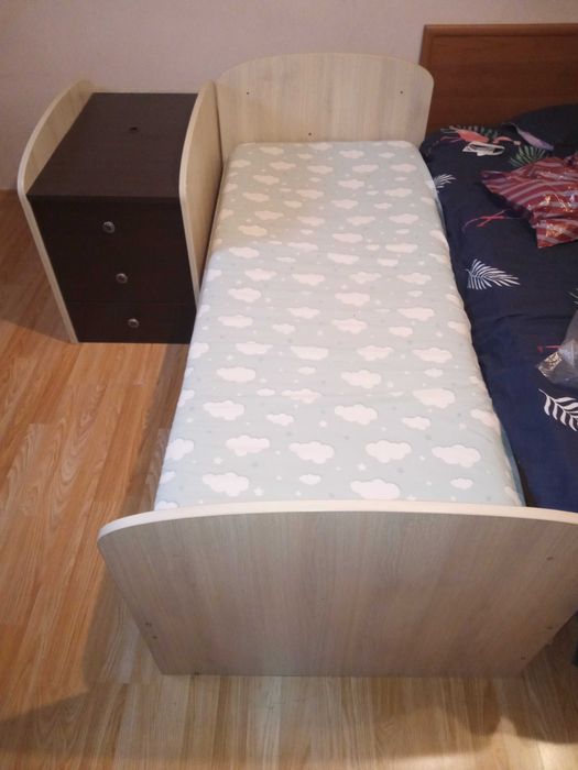 Трансформираща се бебешка кошара в легло, ракла и бюро .