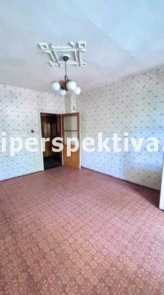 Продава се Тристаен апартамент в Пловдив, Център - 114000 кв.м за 2 €/кв.м - Снимка #2