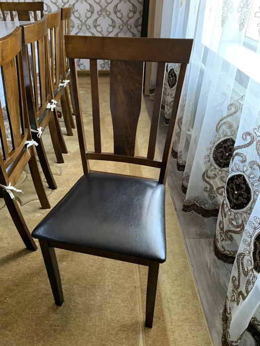 Стол и стулья почти новый