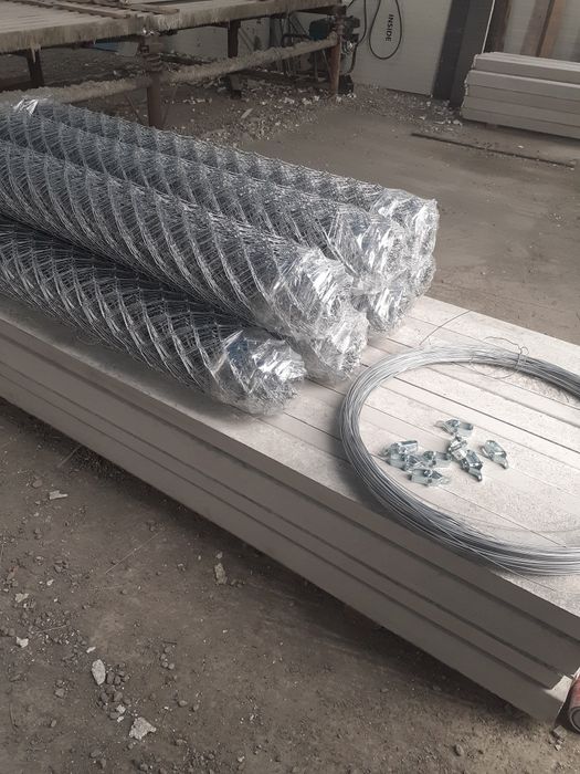 Spalieri, stâlpi de gard din beton certificat B450, plasă de sârmă.