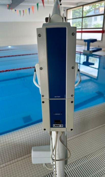 Мобилен лифт за басейн за рехабилитация