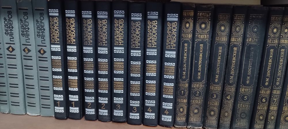 Продаются книги.