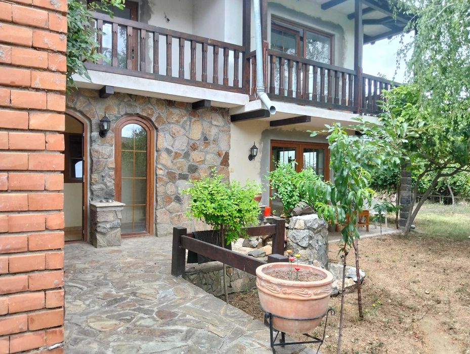 Casa spațioasă cu 5 camere in Arad,zona Gradiste ideala pt o familie.Casa e din cărămidă și are 421 mp..Fara agenții/Intermediari.