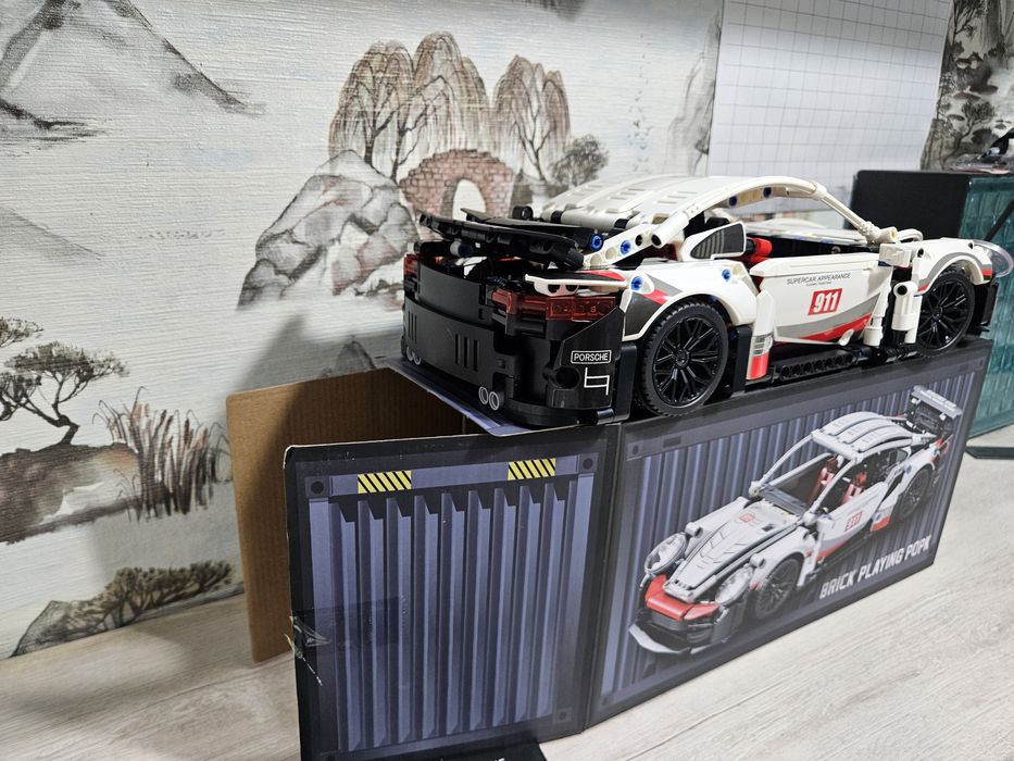 Собранный лего Porsche