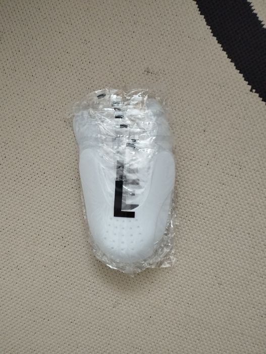 Vând sneaker shields