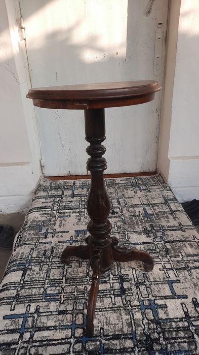 Продается  старинный  журнальный стол .