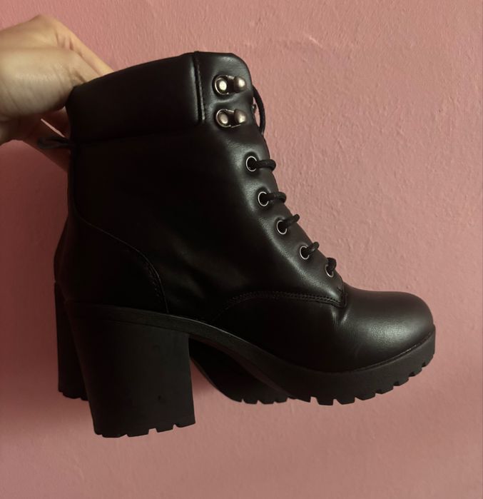 Дамски боти с връзки от еко кожа