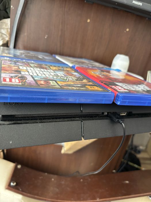 Vand ps4 slim cu doua manete originale
