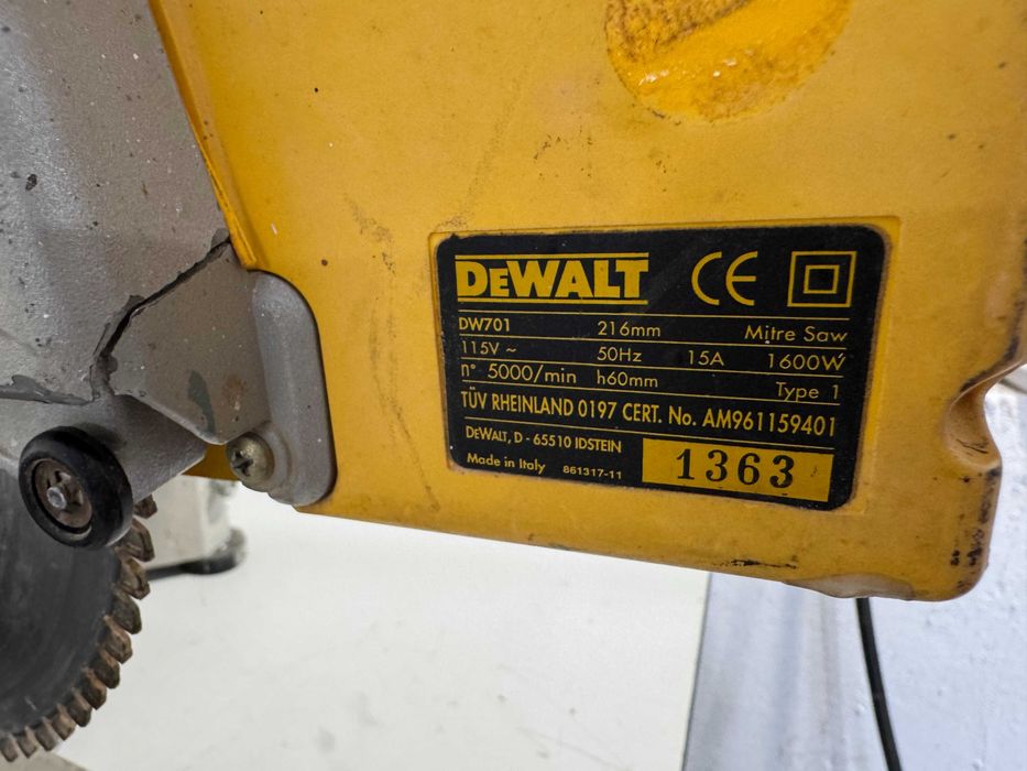 Циркуляр пендула - Dewalt 1600 W / 216mm / 115 V