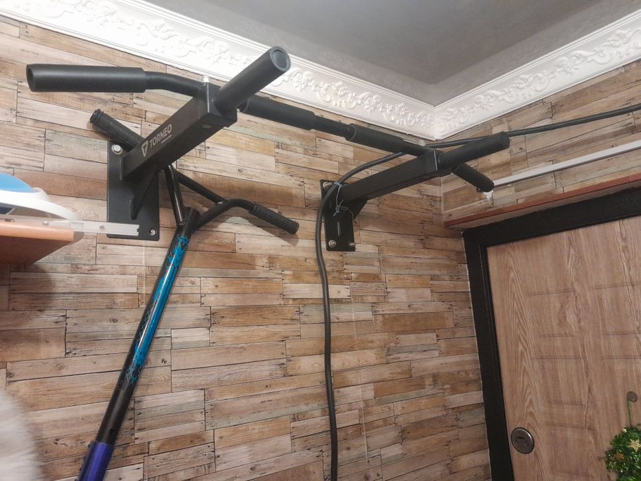 Турник на стену крепкий