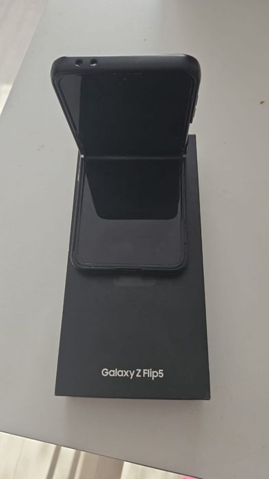 Самсунг флип 5 в отличном состоянии