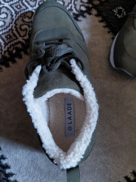 Кроссовка сотилади размер 44