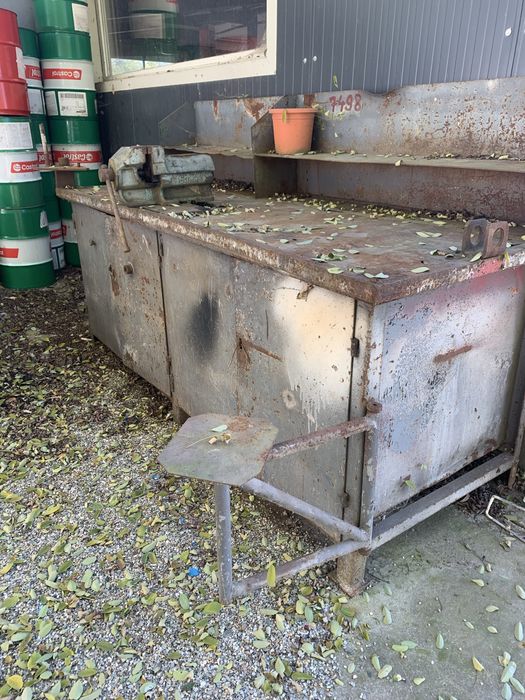 Banc de lucru metalic cu menghina 2,5 m ideal service auto
