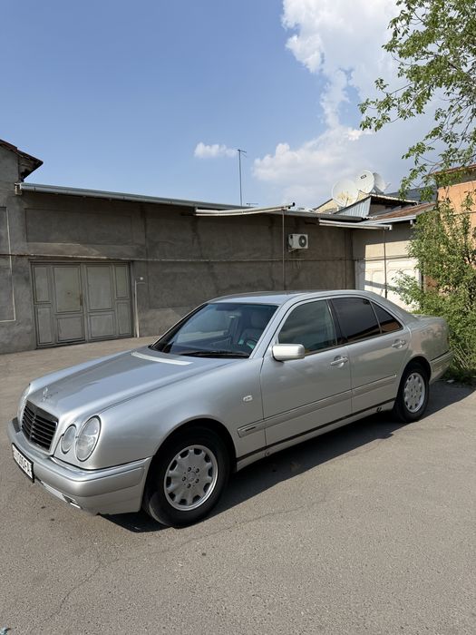 W 210  Mercedes-benz