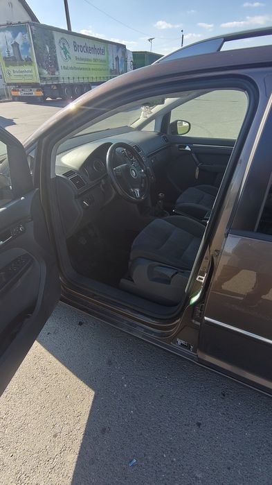 VOLKSWAGEN Touran 0 — imagine 3