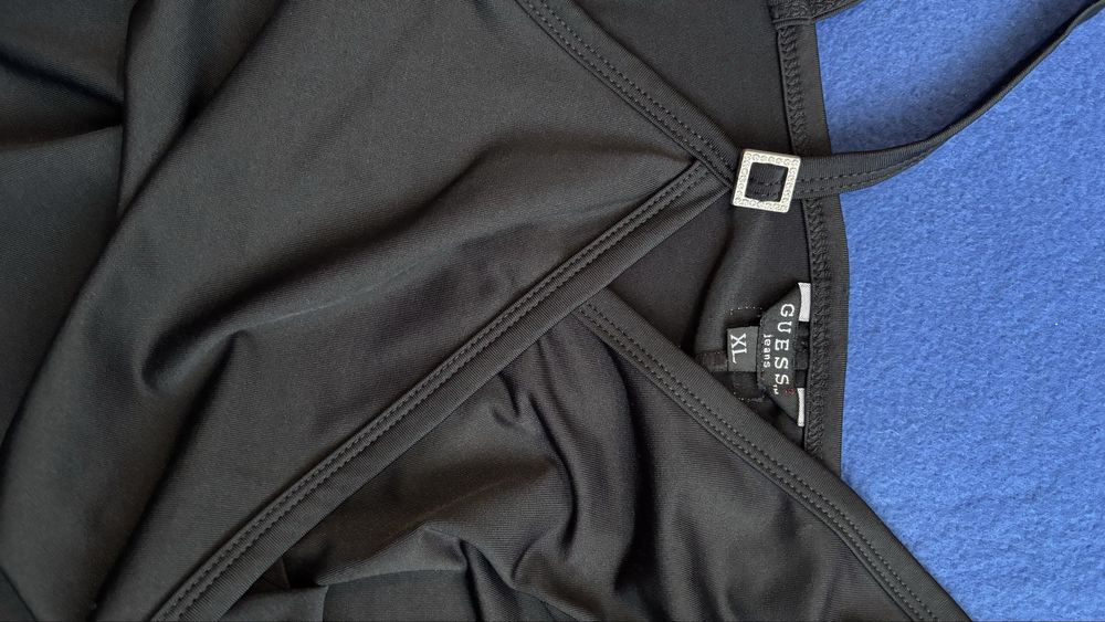 Рокля Guess, “малка черна рокля”