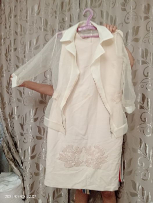 Платья вечерние продаётся