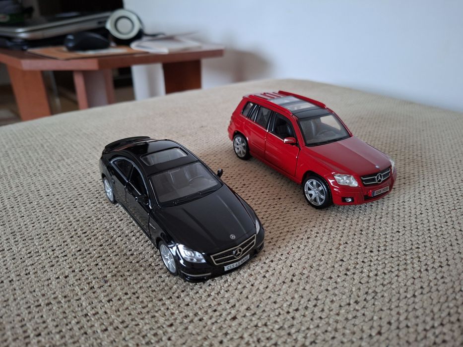 Vand 2 masinute si un excavator