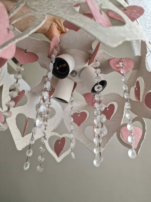 Lustra cu inimioare pentru camera fete