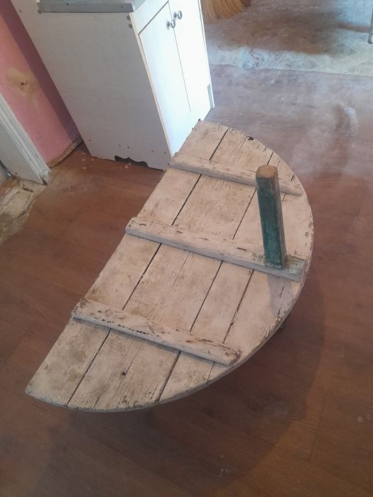 Стол ашылып жаблады
