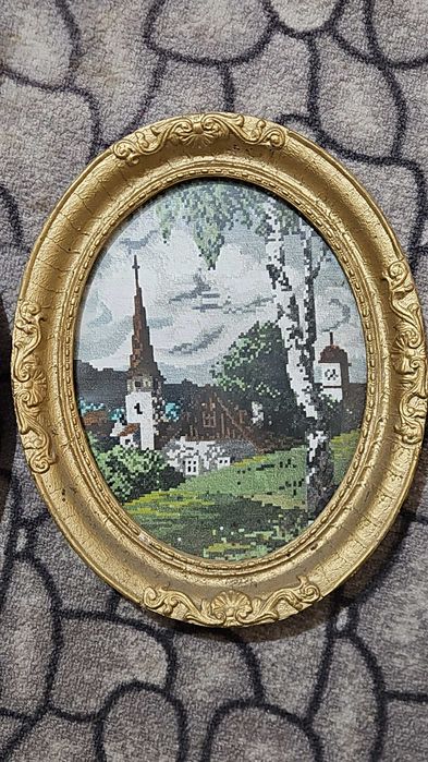 Ръчно бродирани гоблени в позлатени рамки – 2 броя (различни размери)