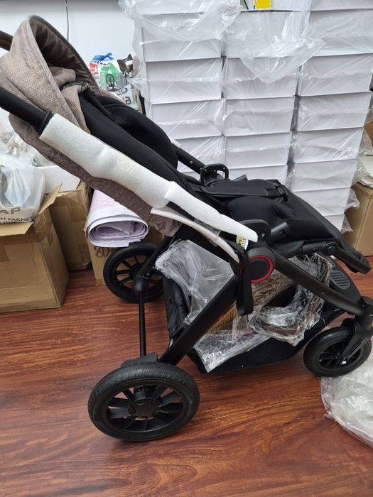 Детская коляска со всеми удобствами