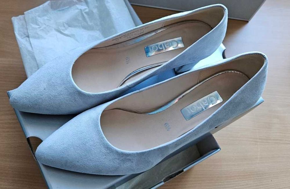 Светлосиви бални обувки на висок ток