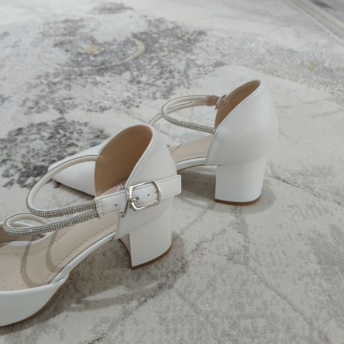 Продам белый туфли