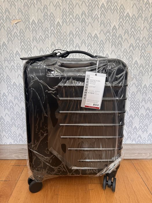 Продам новый чемодан Victorinox