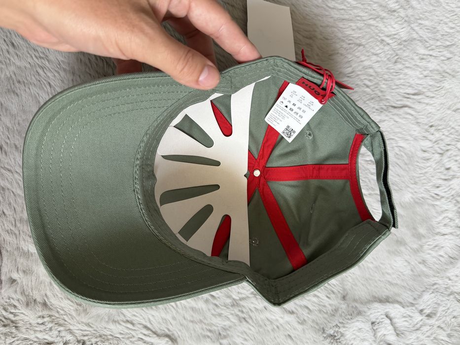 Hugo sapca unisex culoare verde masliniu cu logo rosu marime universala noua originala