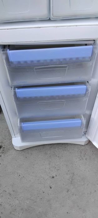 Vînd Combină frigorifică Indesit