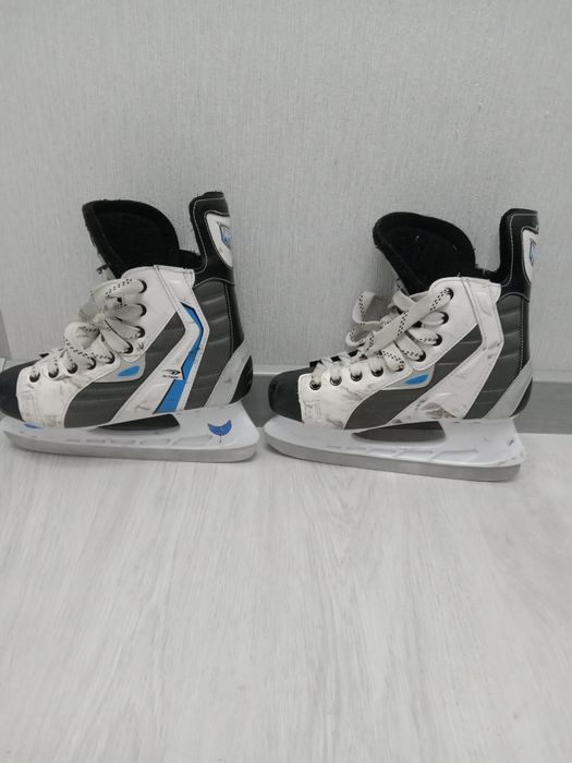 Продам коньки хоккейные срочно